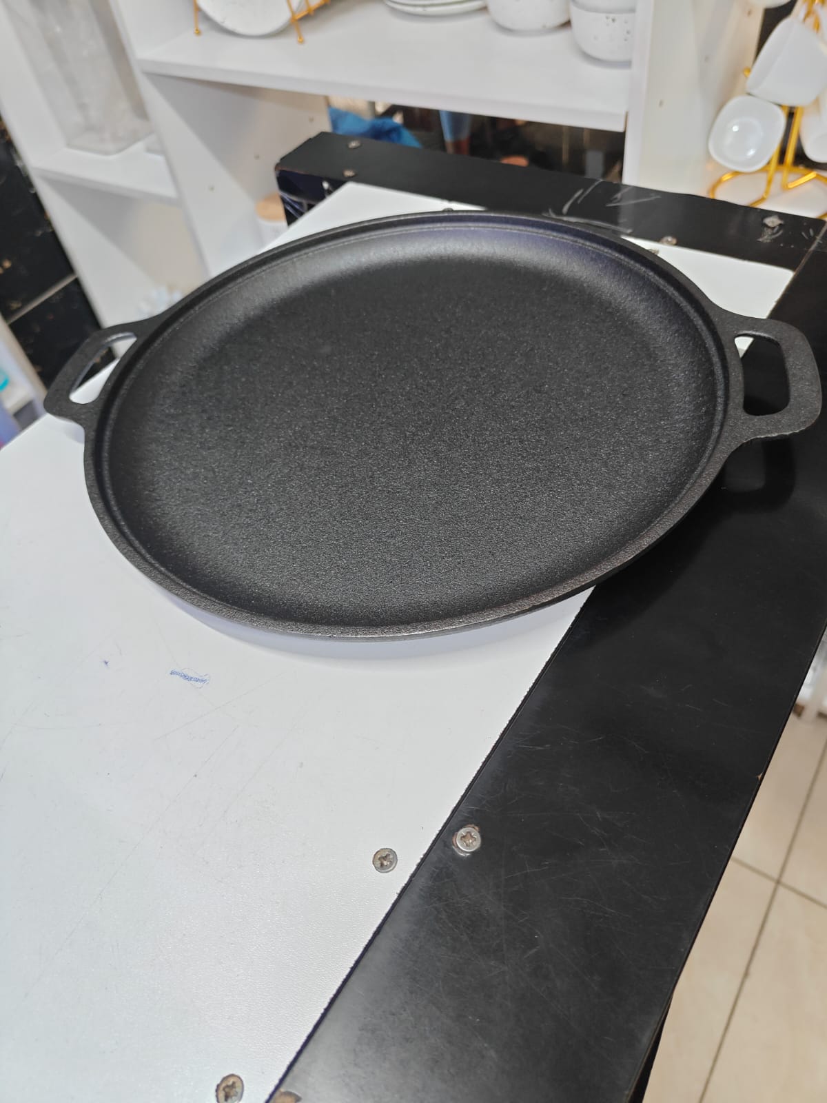 Cast Iron Skillet – 30cm Diameter